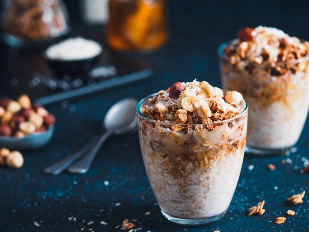 Овсяная каша в небольших стаканах с орехами и кокосовой посыпкой