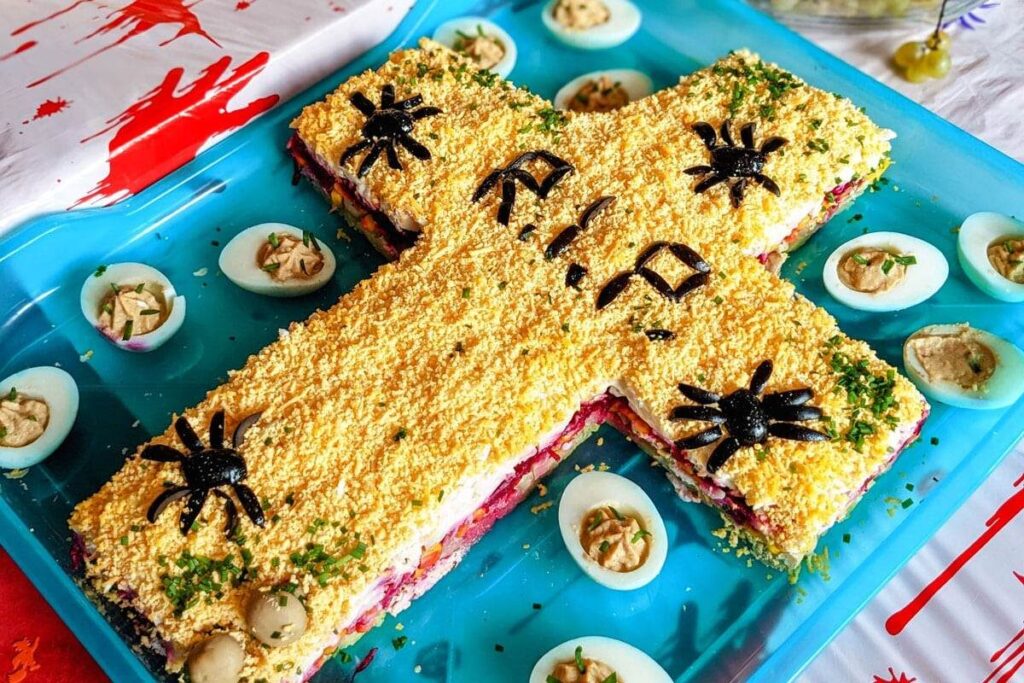 Слоёный салат R.I.P. с курицей и овощами на Хэллоуин