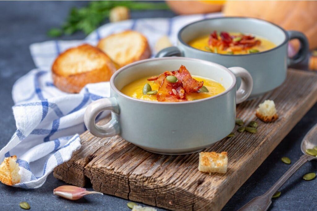 Тыквенный крем-суп с беконом, морковью и сливками