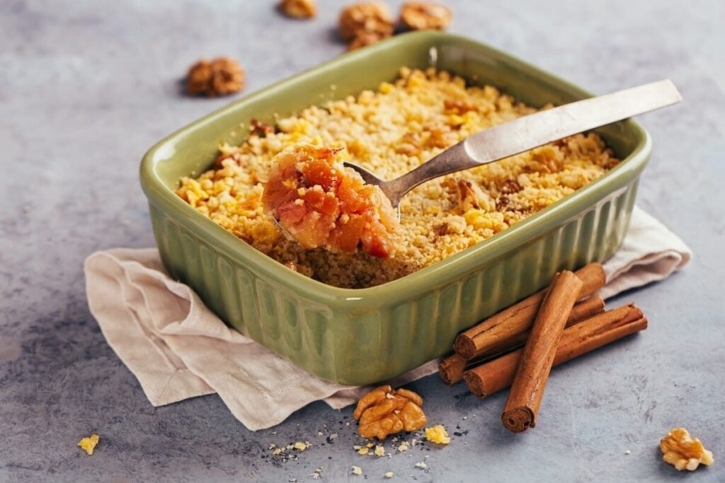 Яблочный крамбл с румяной ореховой крошкой в зелёной прямоугольной форме