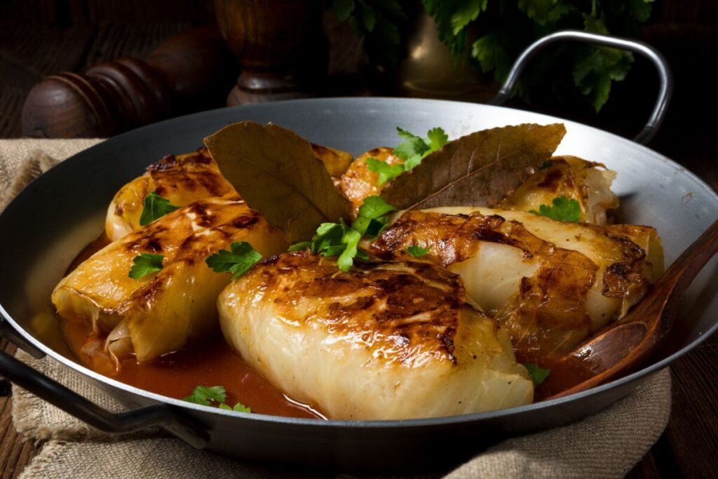 Голубцы с мясным фаршем и рисом в томатном соусе