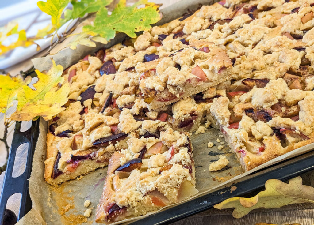 Пирог с яблоками, сливами и коричной крошкой