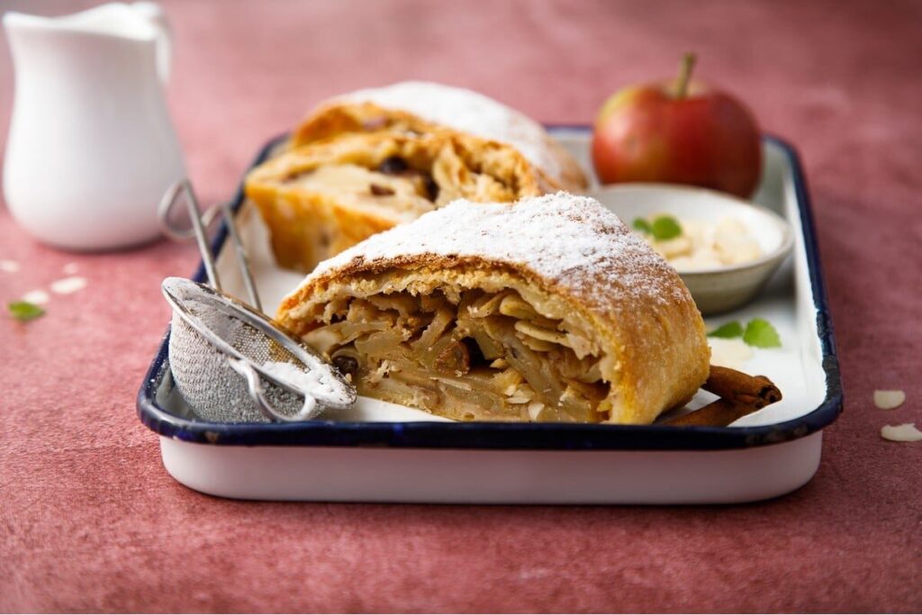 Яблочный штрудель из теста фило с изюмом и орехами