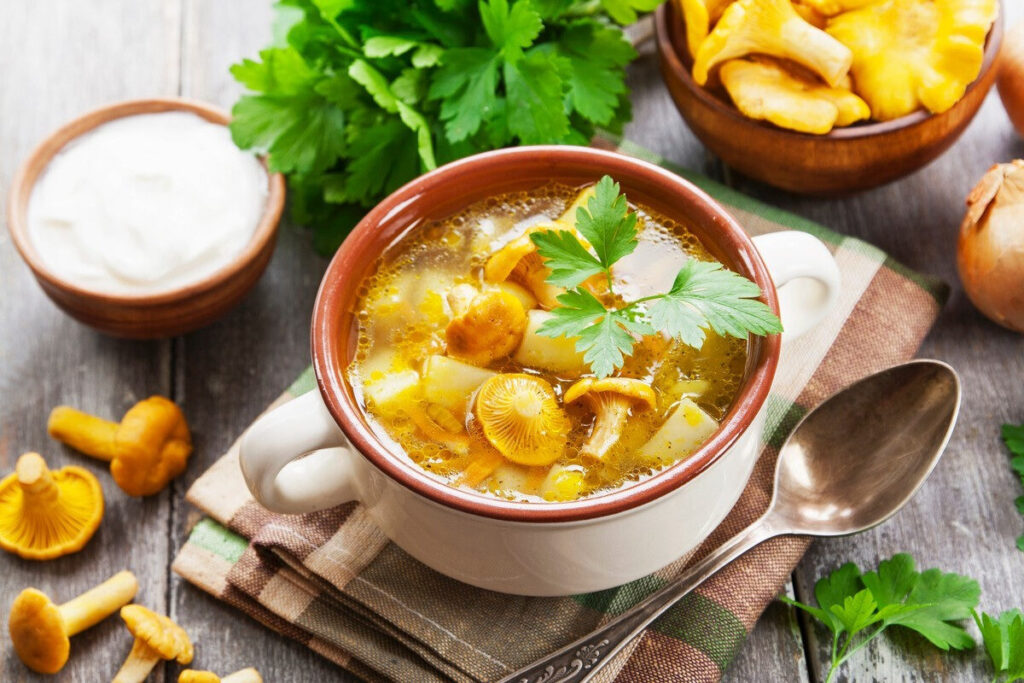 Суп с лисичками, картофелем и морковью