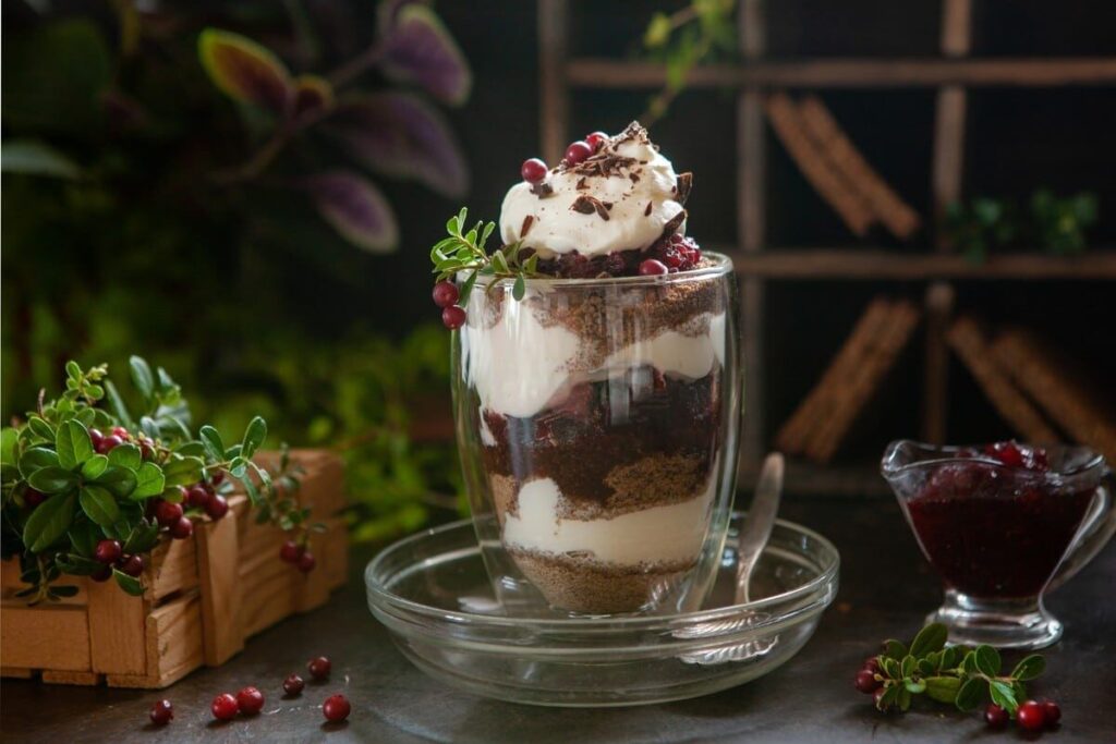 Слоёный десерт с ржаной крошкой, кремом и брусникой