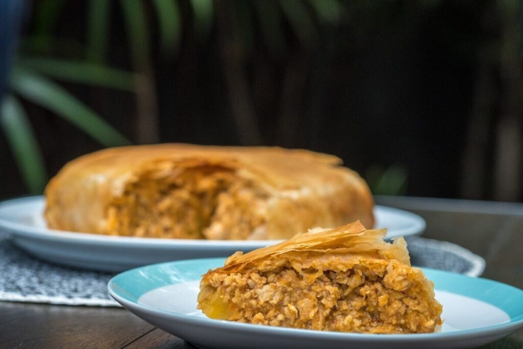 Пирог из теста фило с курицей, шампиньонами и фетой