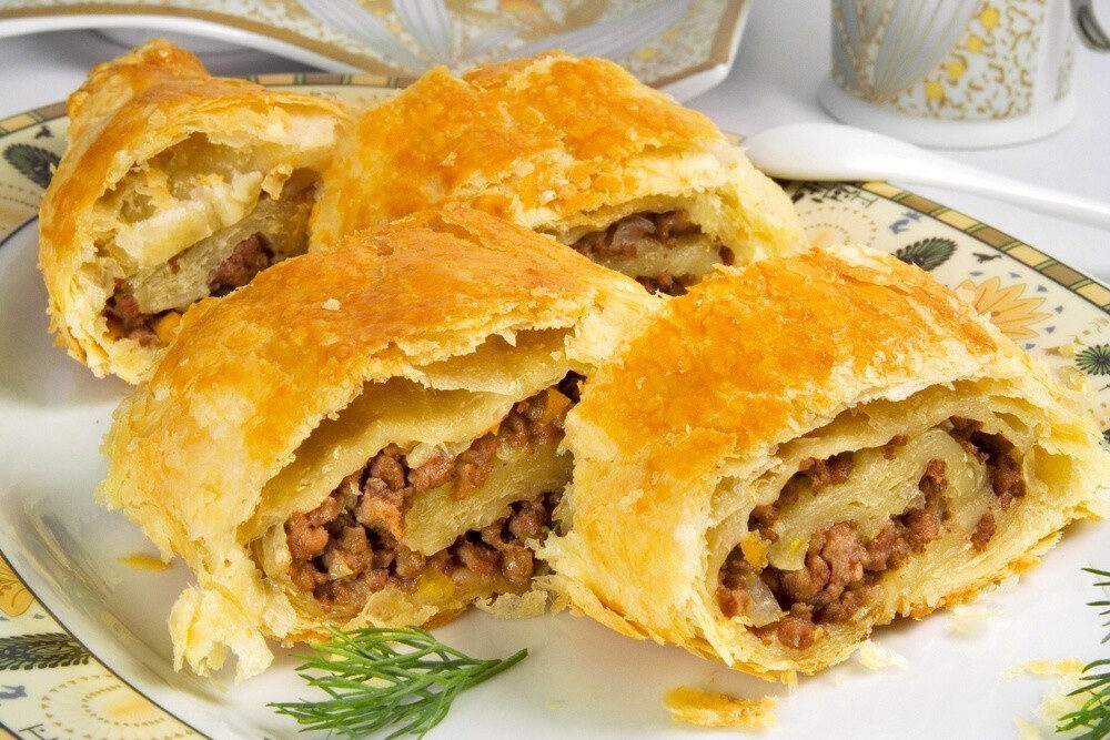 Слоёный пирог с фаршем и тёртой тыквой
