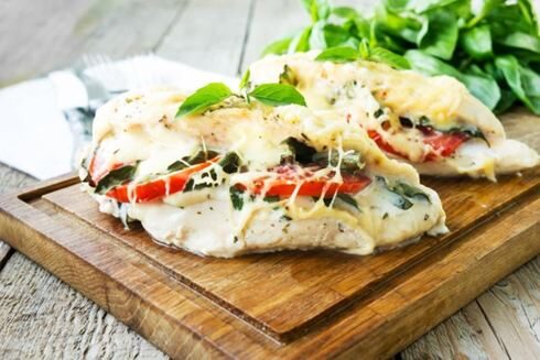 Куриная грудка с помидорами и расплавленным сыром.