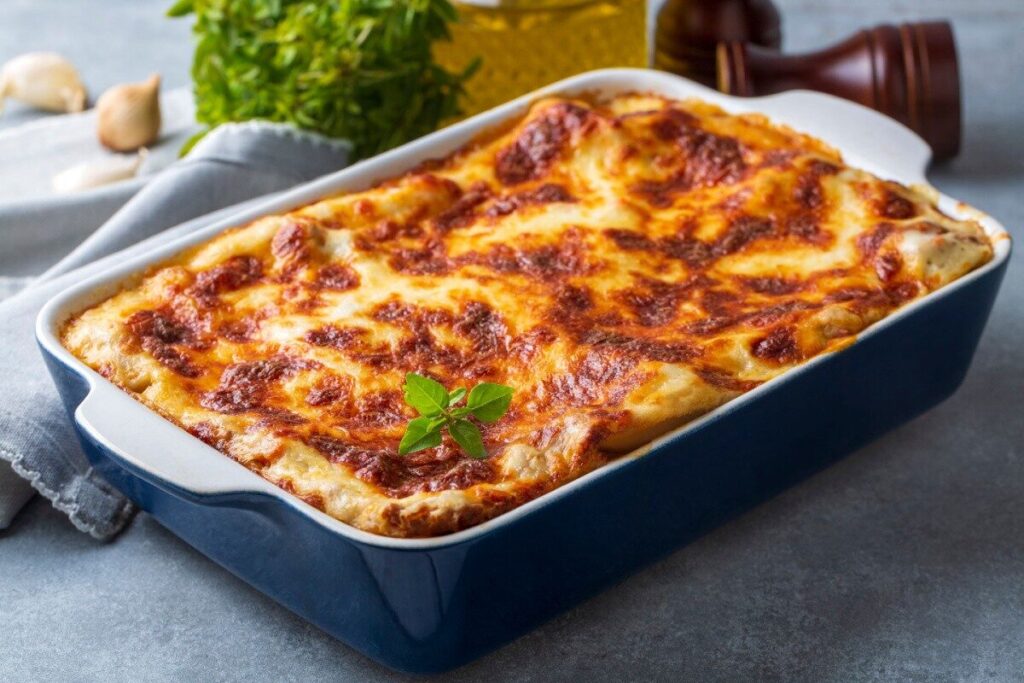 Лазанья с золотистой сырной корочкой в синей форме для запекания