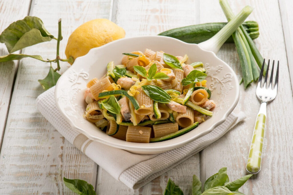Паста с лососем, кабачками и лимонной цедрой