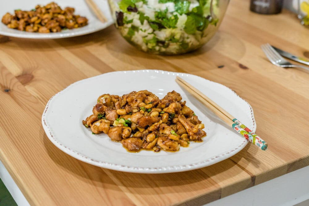 Курица кунг пао с чили, чесноком и арахисом