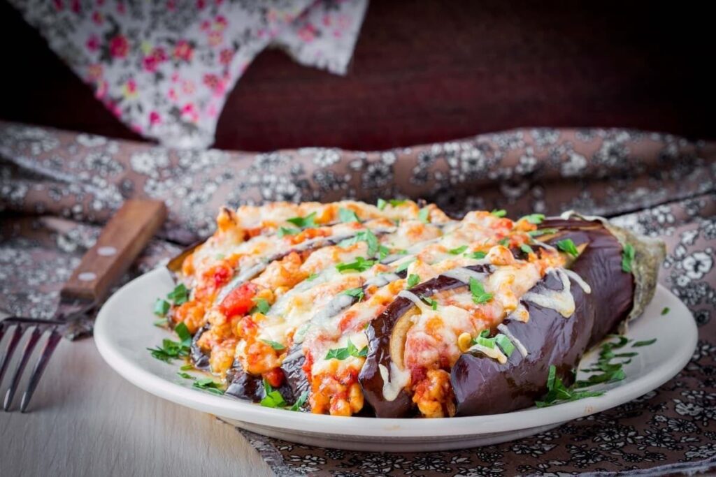 Баклажан, раскрытый веером и запечённый с мясной начинкой и сыром
