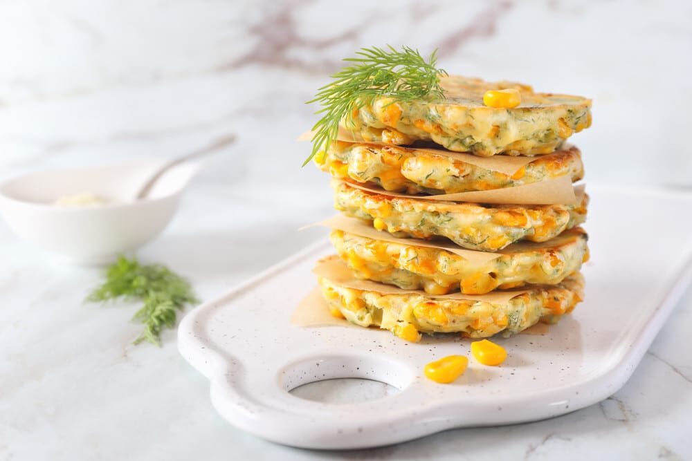 Кукурузные оладьи с укропом