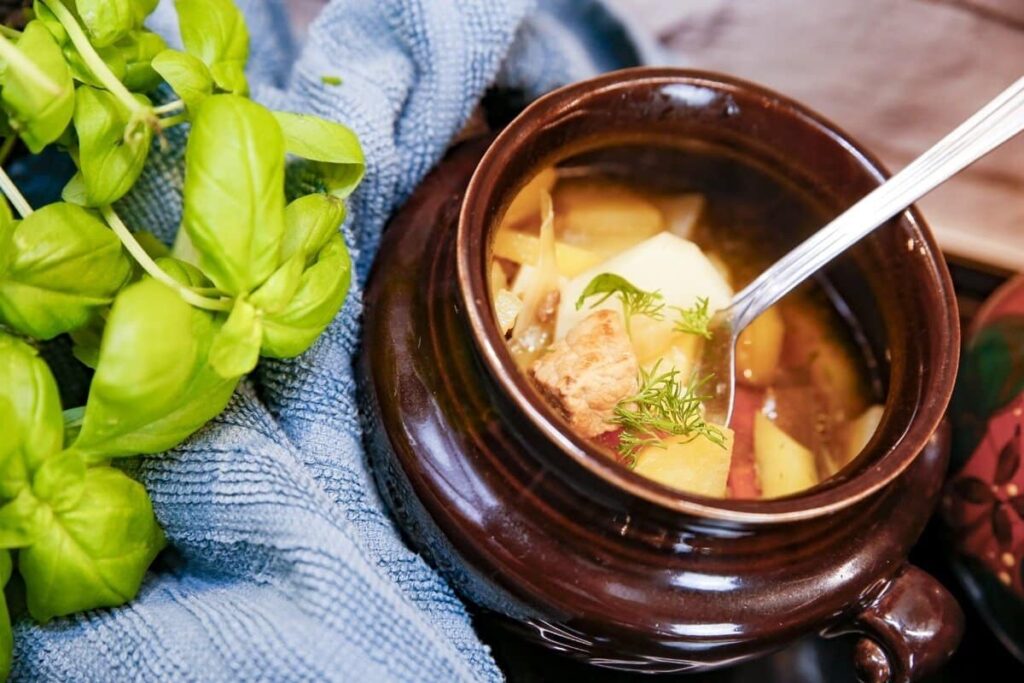 Мясное рагу с картофелем и морковью в коричневых горшочках