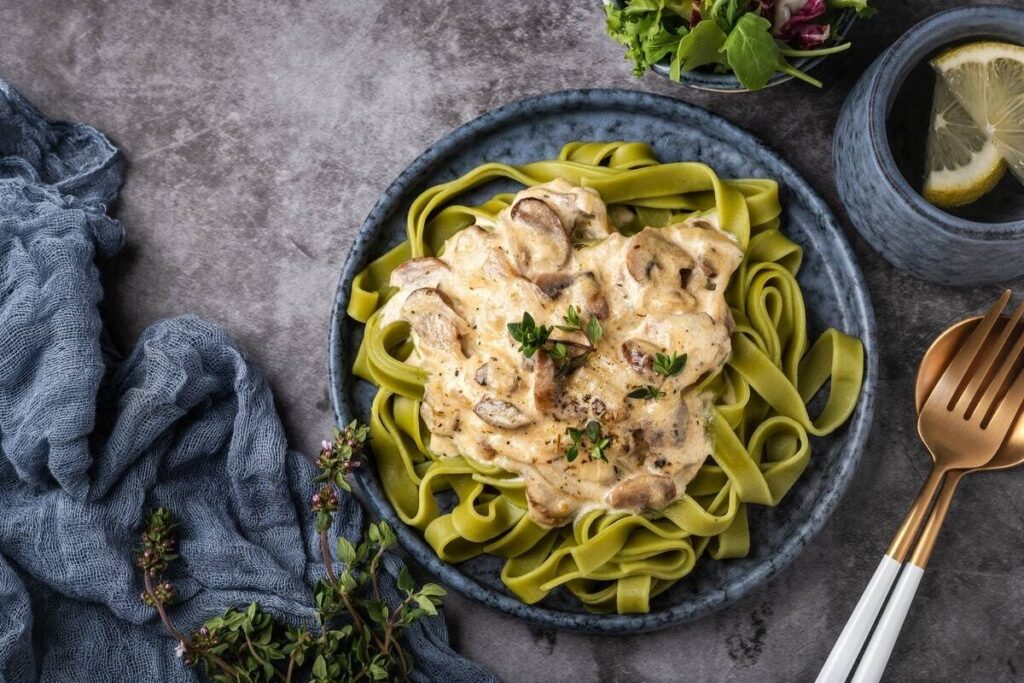Сливочный соус с шампиньонами, чесноком и пармезаном