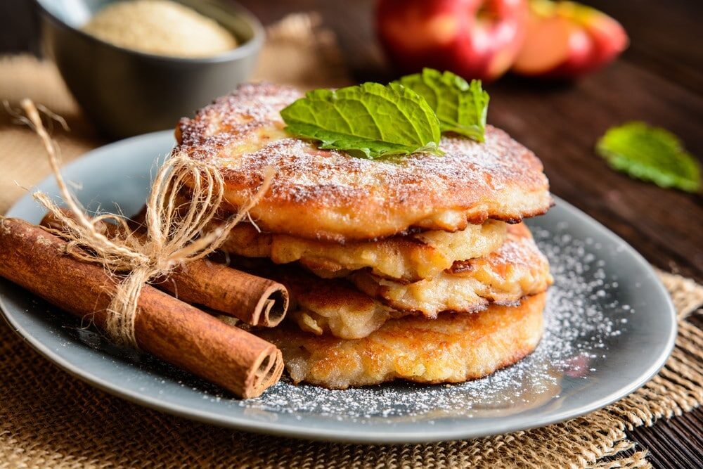 Яблочные оладьи с манкой и корицей