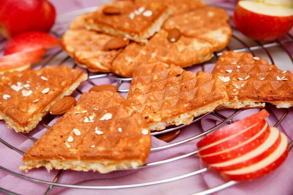 Румяные яблочные вафли рядом с красными яблоками