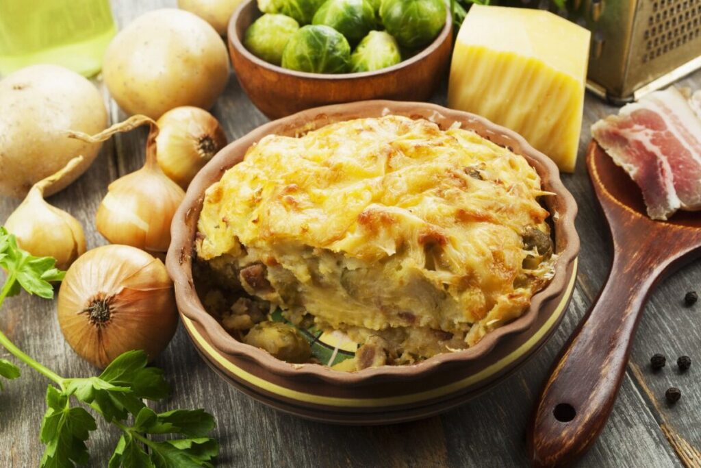 Запеканка с картофелем и брюссельской капустой под золотистой сырной корочкой в круглой форме