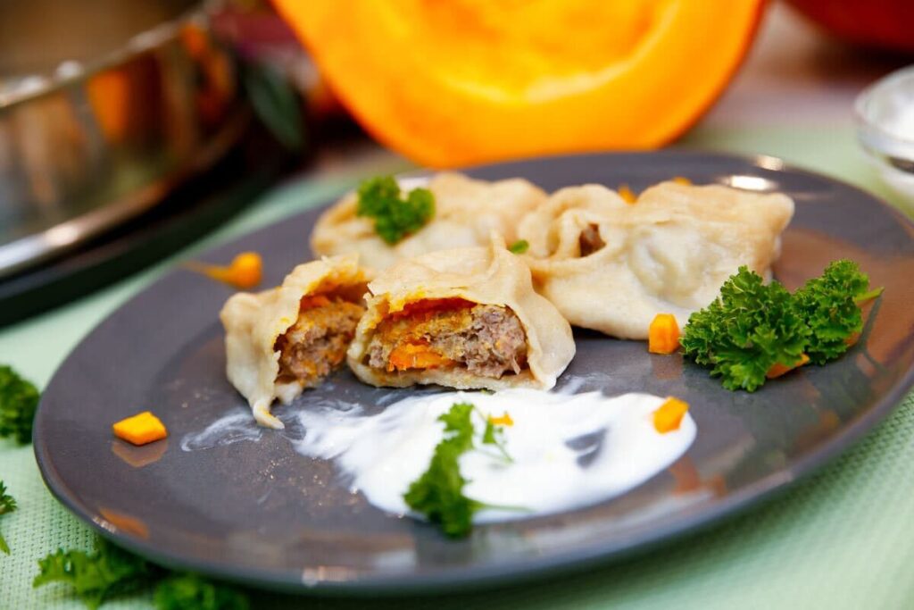 Манты с фаршем, луком и тыквой