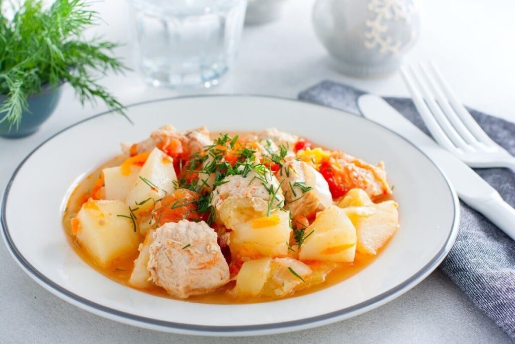 Овощное рагу с индейкой, картофелем, кабачком и зеленью