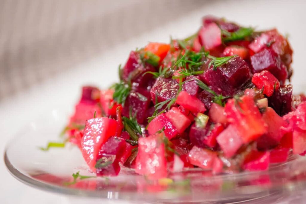 Свекольный салат с картофелем, морковью и огурцами