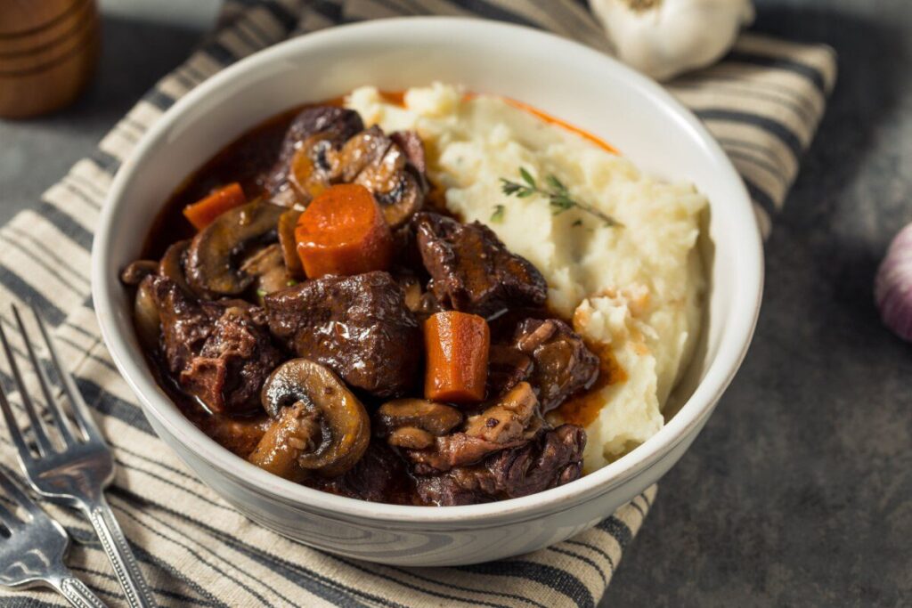 Говяжий гуляш с овощами и картофельным пюре