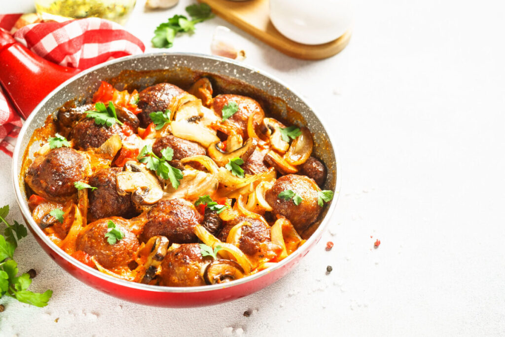 Мясные шарики с шампиньонами и сладким перцем
